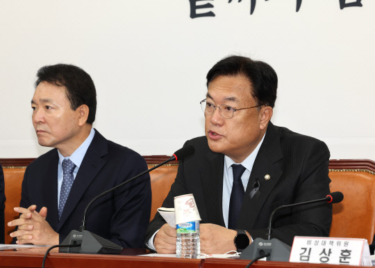 정진석 국민의힘 비상대책위원장이 10일 오전 서울 여의도 국회 본관에서 열린 당 비상대책위원회의에 참석해 발언하고 있다.<연합뉴스>